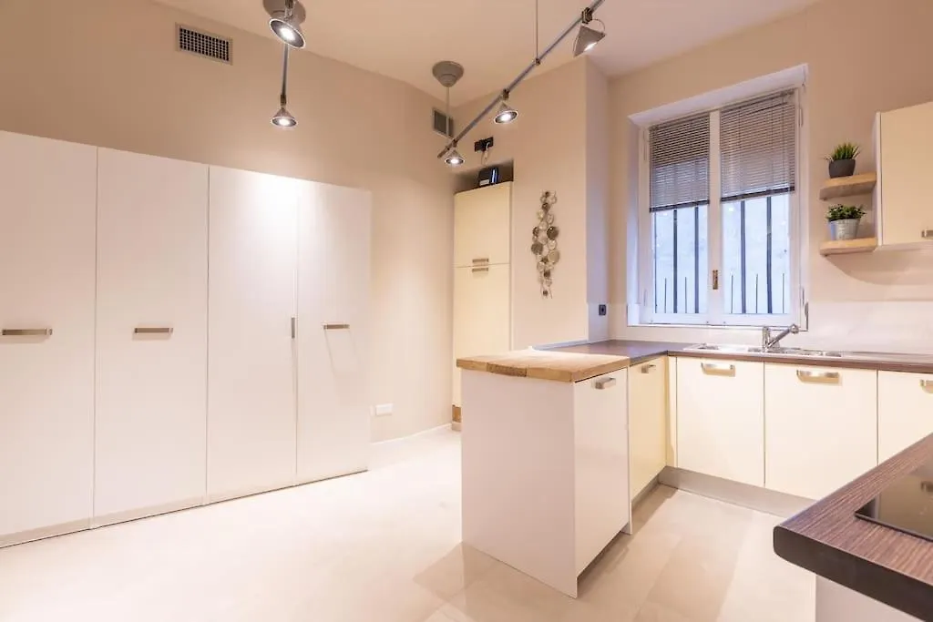 Sp15 -Isola- Super Large Apartment Milan Italy